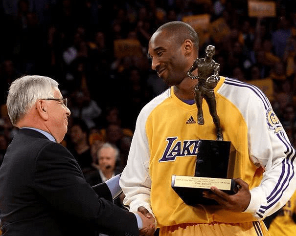 金年会共享体育平台-转折点深圳男篮临场应变;NBA季后赛集结日攻防权衡;悬念犹存;医务组通报恢复的简单介绍